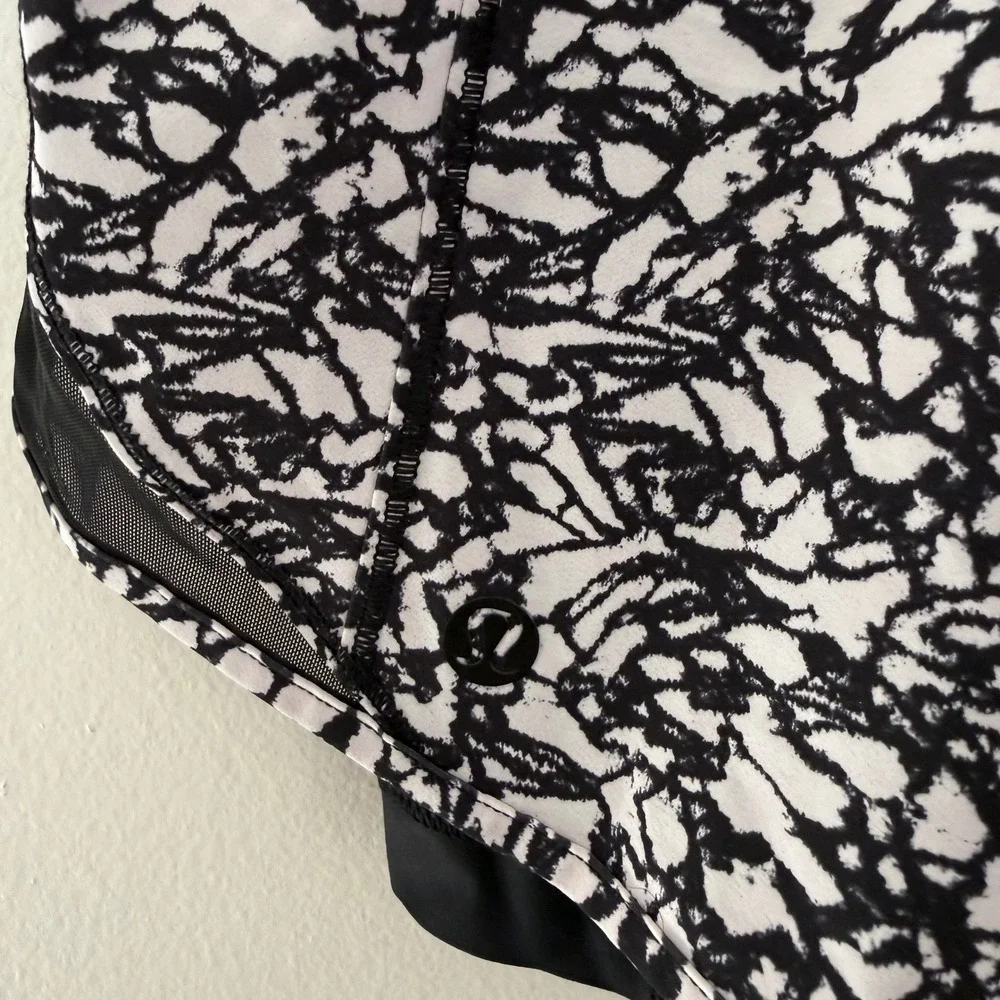 Lululemon Work Out To Water Short Ice Breaker White Black / Black Size 6‎